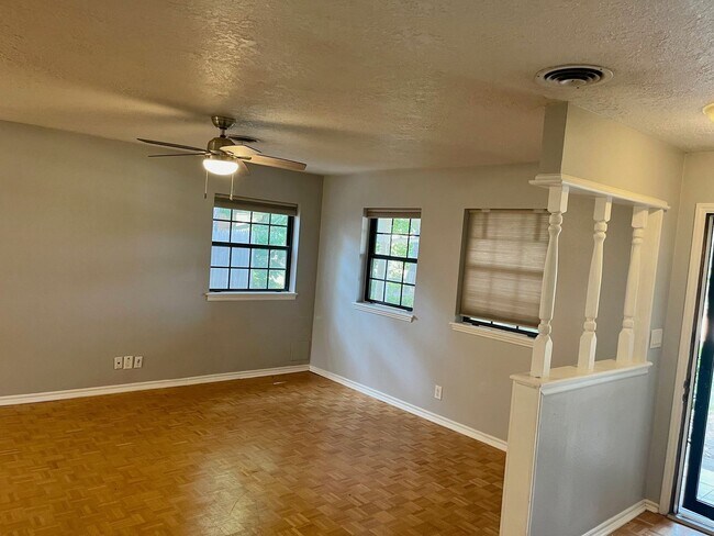Building Photo - REMODELED HOME ON A QUIET STREET JUST ONE MILE WEST OF OU CAMPUS!
