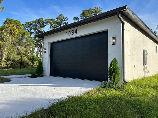 Building Photo - 1034 Alcalde St E
