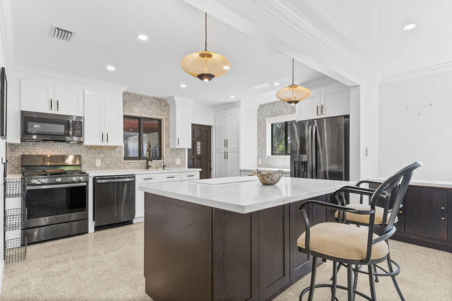 Building Photo - 901 Guava Isle