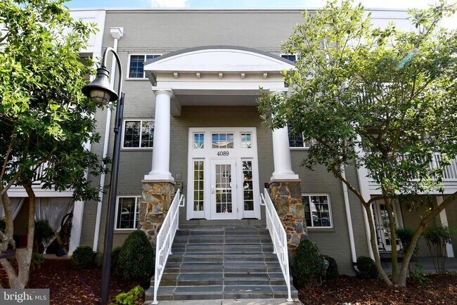 Building Photo - 4089 S Four Mile Run Dr