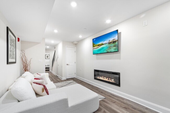 Building Photo - 2341 N College Ave