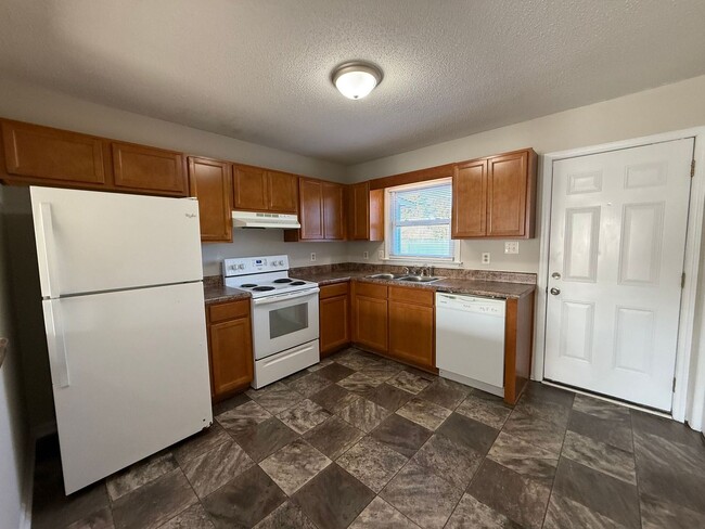 Building Photo - Nice 2 bedroom duplex