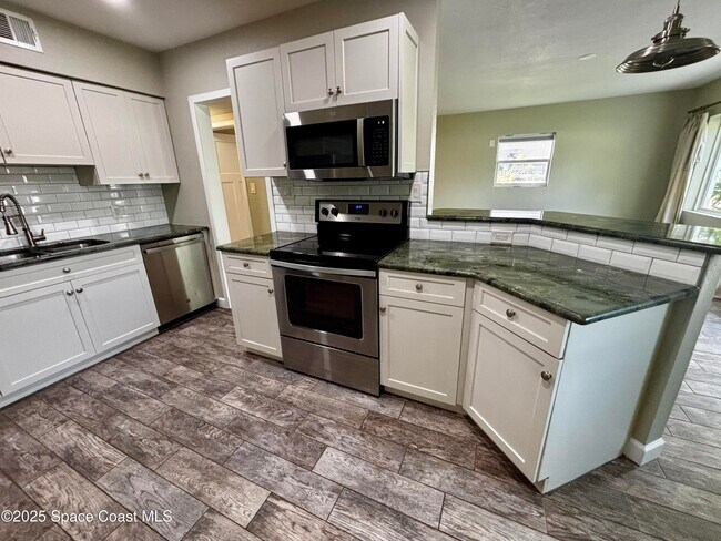 Building Photo - 1525 Island Dr