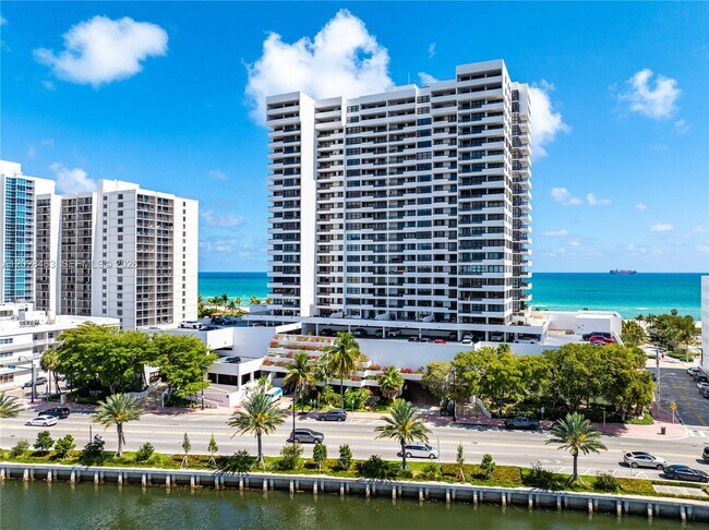 Building Photo - 2555 Collins Ave