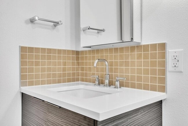 Building Photo - Completely Remodeled 6 bedroom/4 bath Home with New Pool