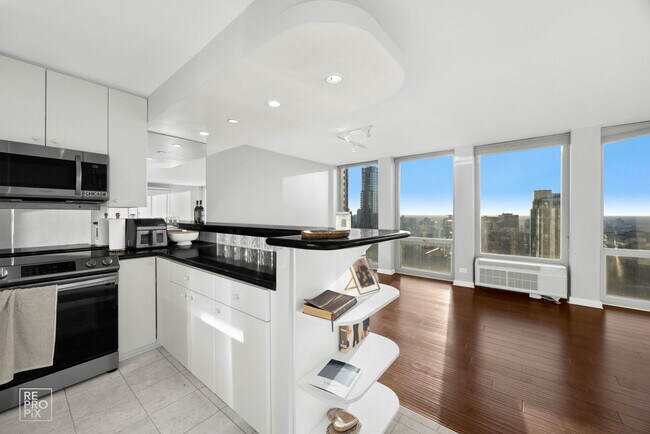 Building Photo - 111 E Chestnut St