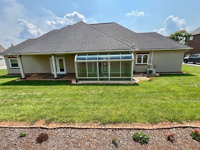 Building Photo - One Level Home in New London