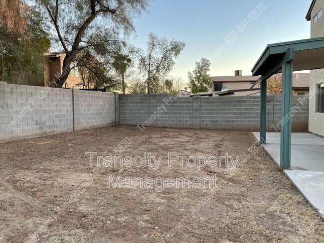 Building Photo - 630 E Jensen St