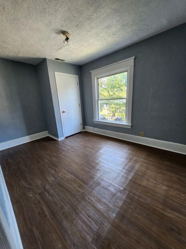 Building Photo - Upper 2 bedroom unit