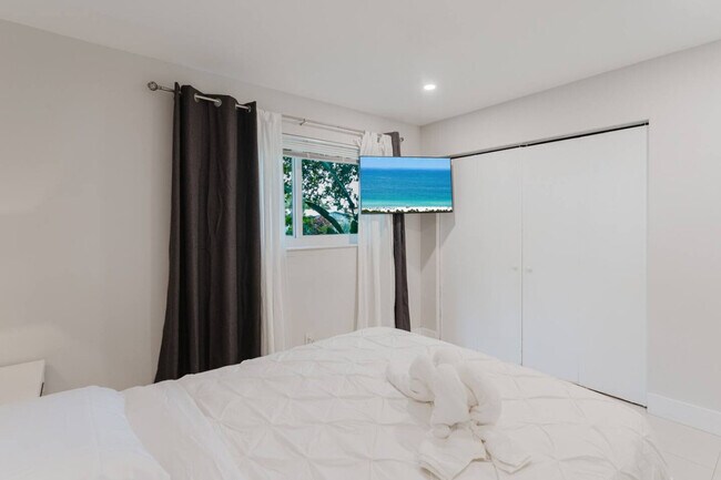 Building Photo - 4017 Monroe St