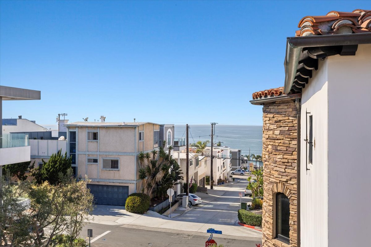 Building Photo - 3101 Vista Dr
