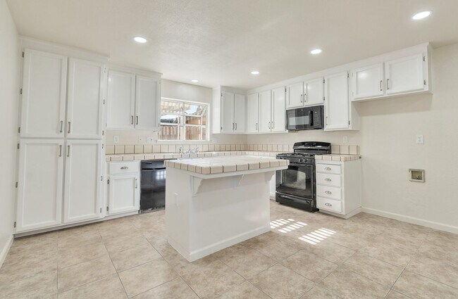 Building Photo - BEAUTIFUL 4 BEDROOM HOME WITH SWIMMING POOL!