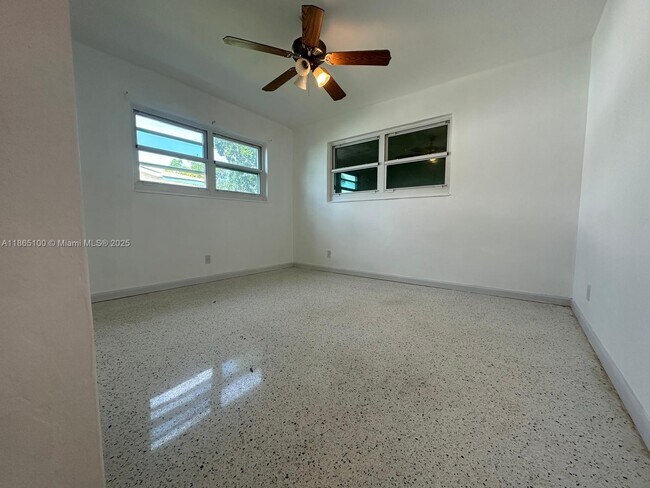 Building Photo - 4449 SW 35th Ave