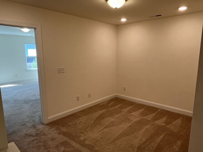 Building Photo - Newer 3 Bed + Loft Townhome in Davis Lake ...