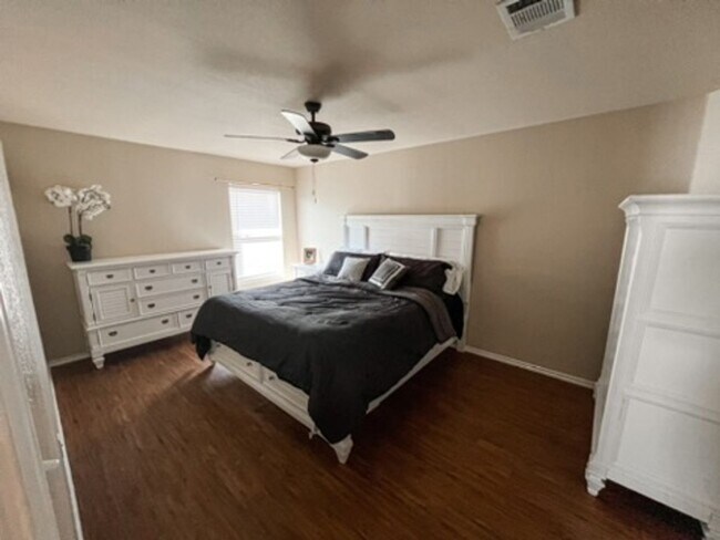 Building Photo - Large Pflugerville 4-bedroom/2.5 Bath Home in the Villages of Hidden Lake