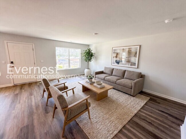 Building Photo - 3 Bed/2.5 Bath Town Home with Garage / Pet-Friendly / Vouchers Accepted / Coming Soon!