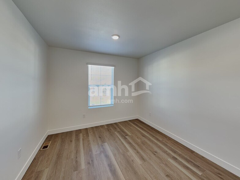 Building Photo - 4808 85th Dr NE