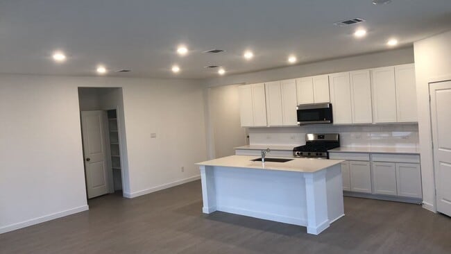 Building Photo - 421 Robin Ct