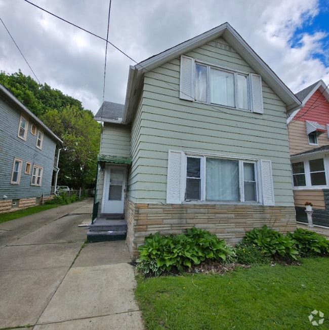 Building Photo - 3549-3549 Trent Ave
