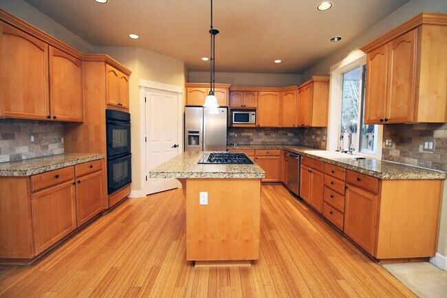 Building Photo - Alluring 4 Bedroom, 2.5 Bathroom Modern ho...