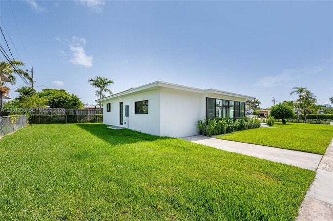 Building Photo - 1621 S Treasure Dr