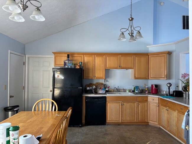 Building Photo - 3B/2B duplex located near Purdue campus