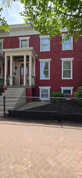 Building Photo - 209 W Clay St