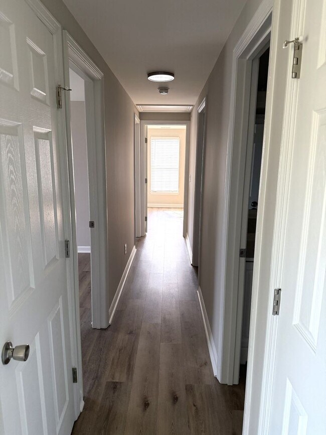 Building Photo - 3 BEDROOM CONDO. Walking Distance to Unive...