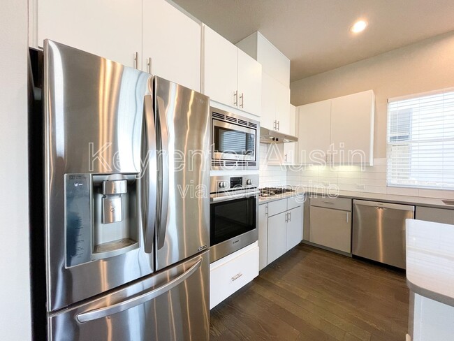 Building Photo - 6112 Seville Dr