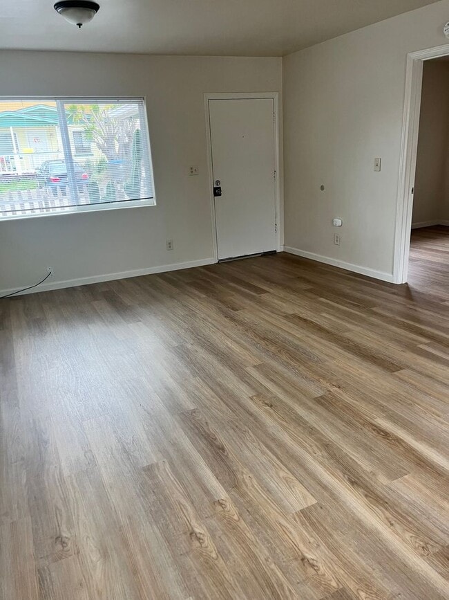 Building Photo - Close to beach