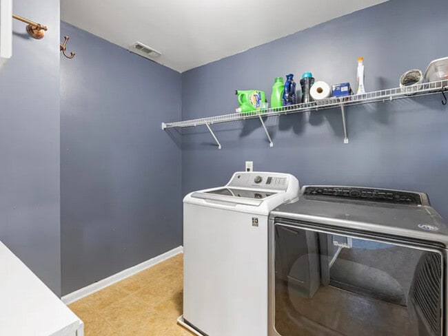 Building Photo - 135 Elba Dr