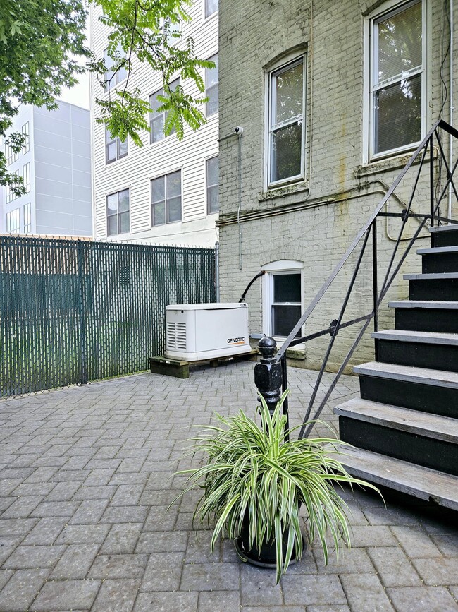 Building Photo - 327 Jackson St