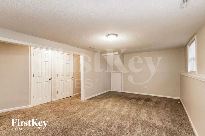 Building Photo - 4900 N Sycamore Dr