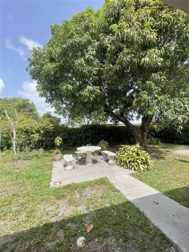 Building Photo - 10500 NW 28th Ct