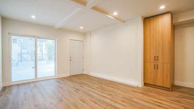 Building Photo - 6112 Saturn St