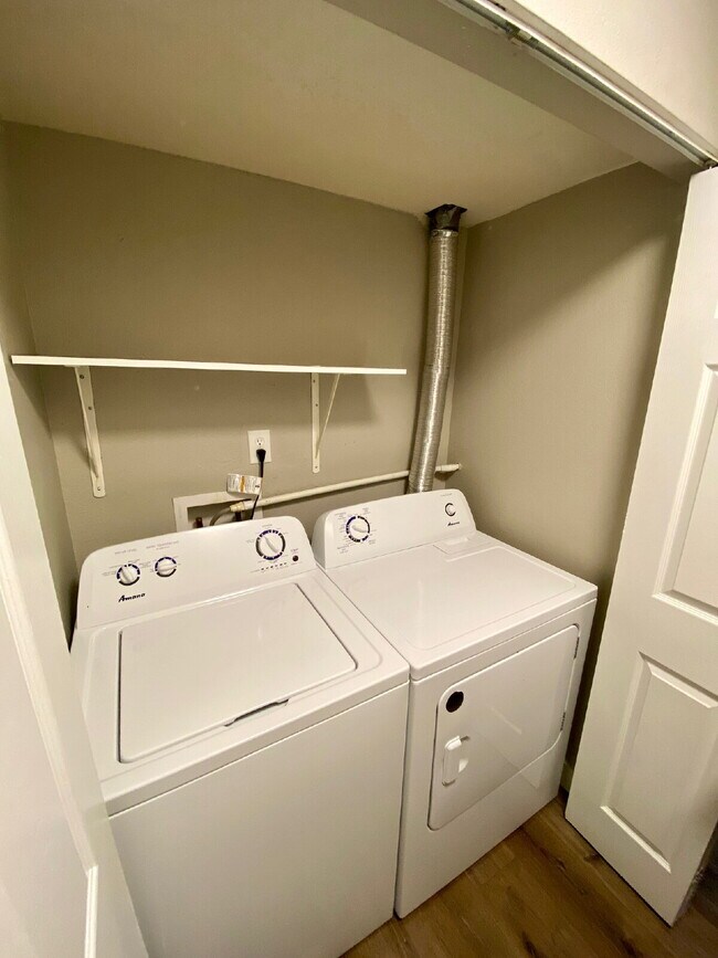 Building Photo - MOVE IN SPECIAL: Move in before November 3...