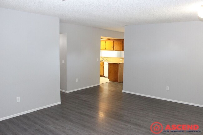 Building Photo - Cozy 3BD/2BA Home in Bakersfield's 93313 — Fireplace, Backyard!