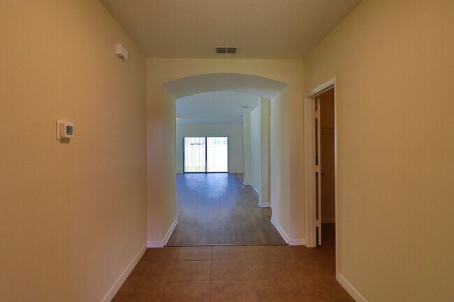 Building Photo - Easy Living 3/2/2