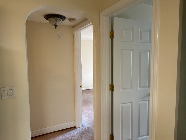 Building Photo - 15 Shadowbrook Ln