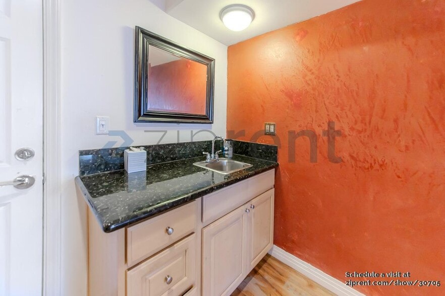 Building Photo - 11622 Oxnard St