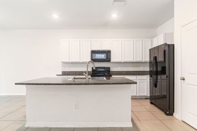 Building Photo - Spacious 3-Bedroom Townhome in Desirable U...