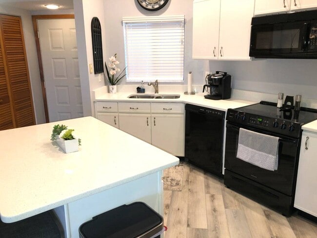 Building Photo - 4801 Casablanca Cir