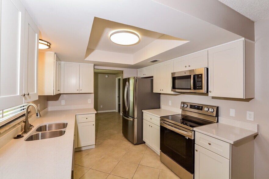 Building Photo - 245 Bridle Path