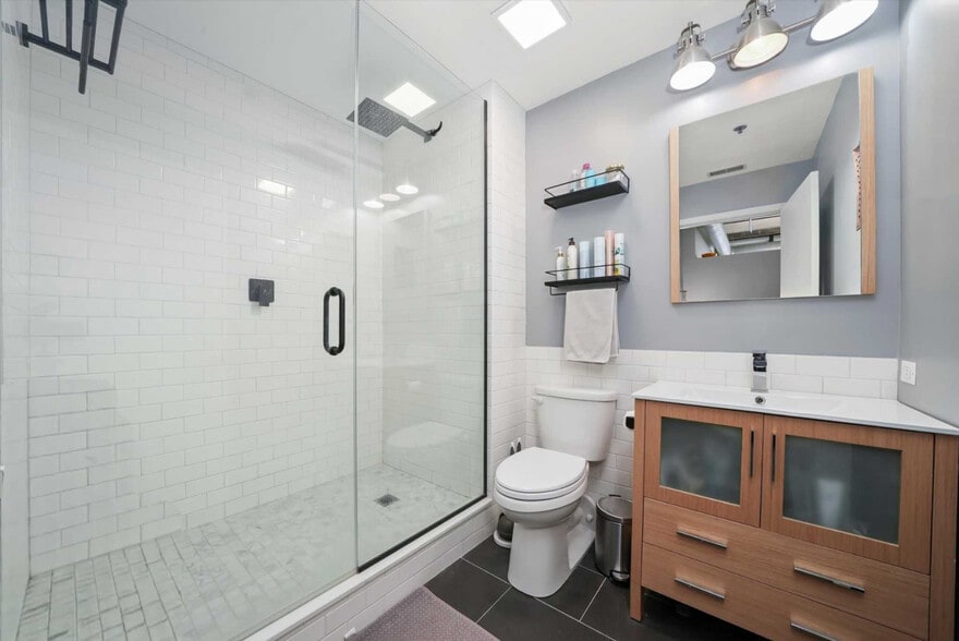 Building Photo - 817 W Washington Blvd