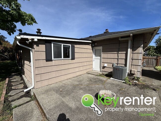Building Photo - Gorgeous 3 Bed 1 Bath Home in Lakewood, WA!