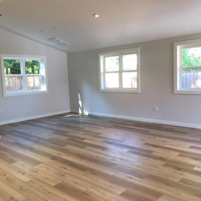 Building Photo - 261 Sixth St