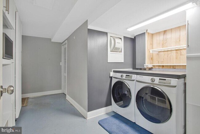 Building Photo - 6162 40 Winks Way