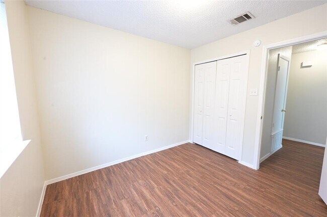 Building Photo - 1901 Rainy Meadows Dr
