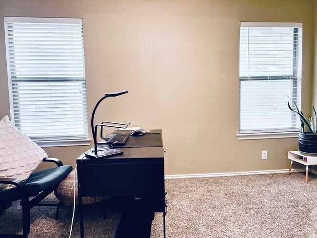 Building Photo - Two Bedroom Townhouse, Great Location!