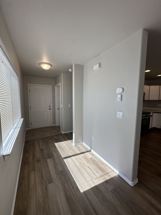 Building Photo - Canyon Triplex - 00000-CANYON-00